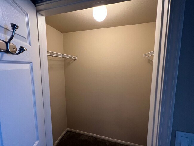 Building Photo - 2 bed 2 bath condo with laundry, A/C and fireplace! Heart of Banker's Hill!