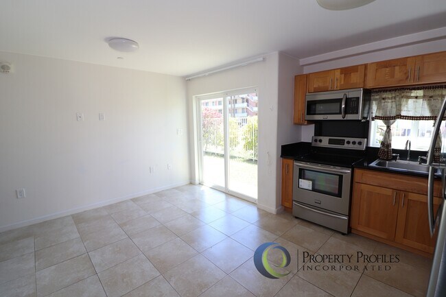 Building Photo - 2 Bedroom / 1 bath Ground Floor Kapahulu Apartment - Available Now!