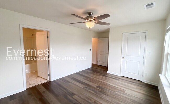 Building Photo - 5 Bed/5 Bath Home with 3 Car Garage / Pet-Friendly / Available Now!