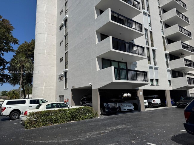 Building Photo - 4800 Bayview Dr