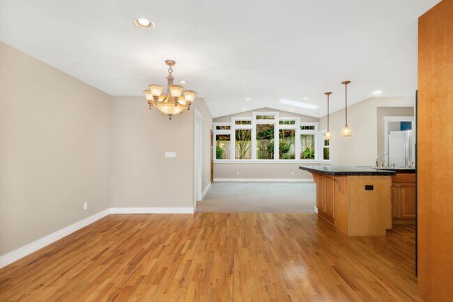 Building Photo - 1305 5th St