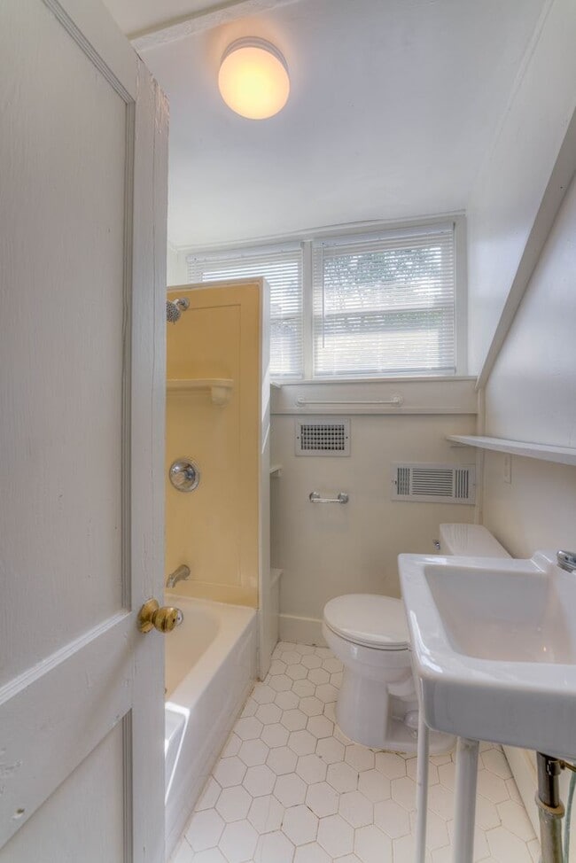 Building Photo - 1195 Dorothy Pl