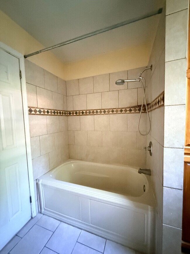 Building Photo - 4 Bed / 2 Bath Spacious Home – Perfect for Families or Roommates