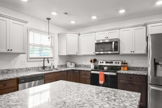 Building Photo - Pet Friendly Three Bedroom!