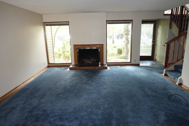 Building Photo - Private Patio Oasis