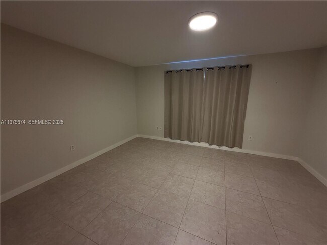 Building Photo - 11810 NE 19th Dr