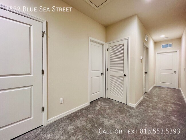 Building Photo - 1522 Blue Sea St