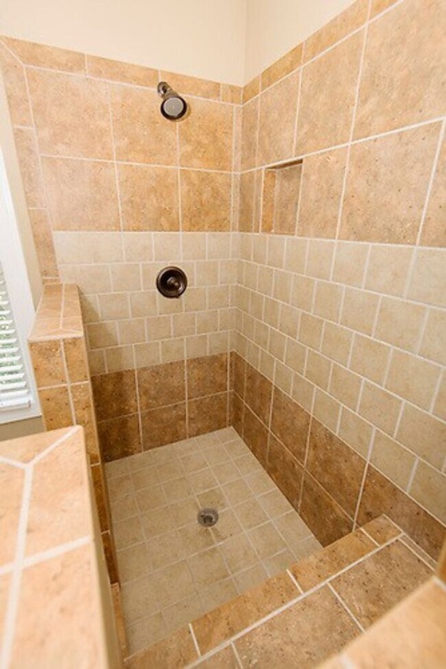 Building Photo - Gorgeous 3 Bedroom 2.5 Bathroom Townhome- Located in Stone Creek Village, Cary! Available August ...