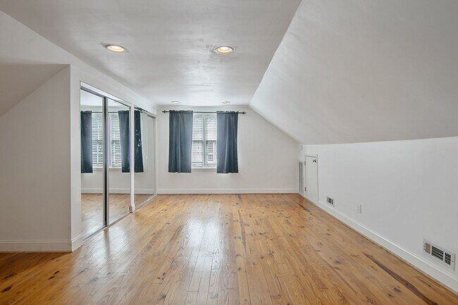 Building Photo - 915 Norwood St