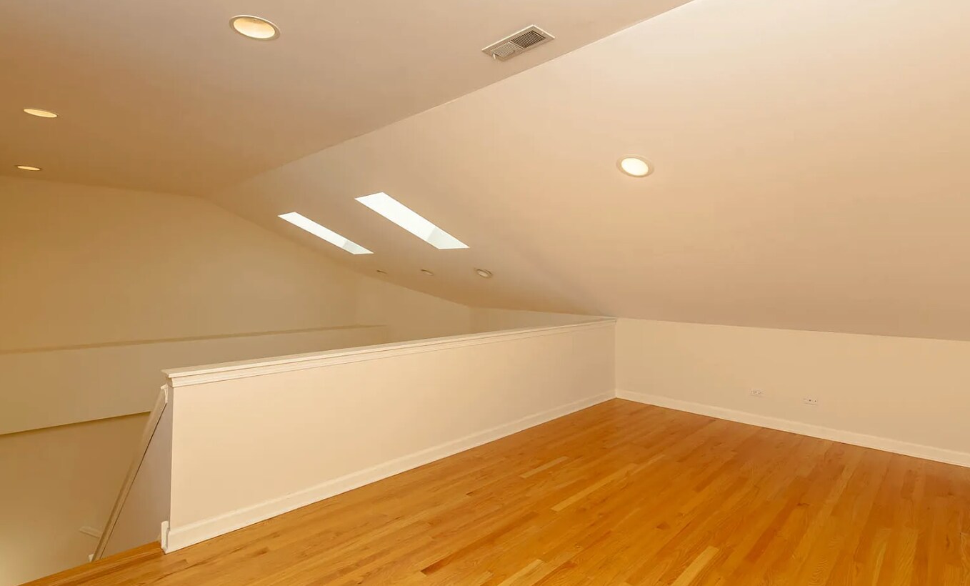 Building Photo - 3347 N Clark St