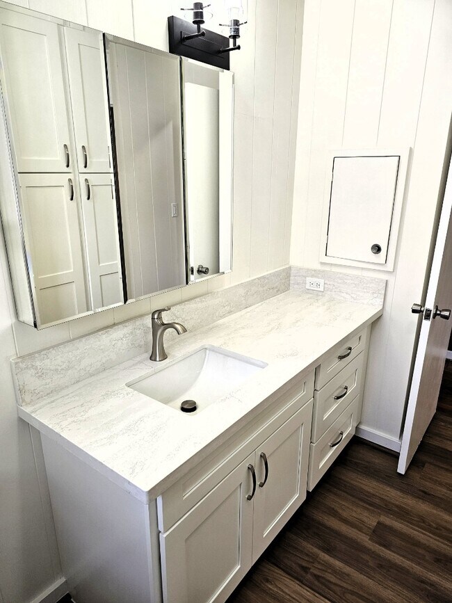 Building Photo - 4 bed, 2.5 bath single family house, Liliha neighborhood.