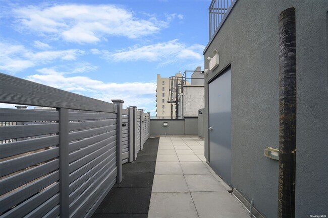 Building Photo - 163 B 96th St