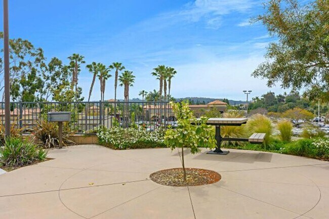 Building Photo - Beautiful 3B/3.5BA Townhouse in Carlsbad w...