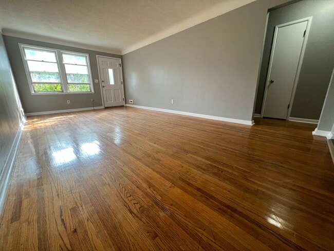 Building Photo - Beautiful 3 bedroom 2 bath + Den/office to...