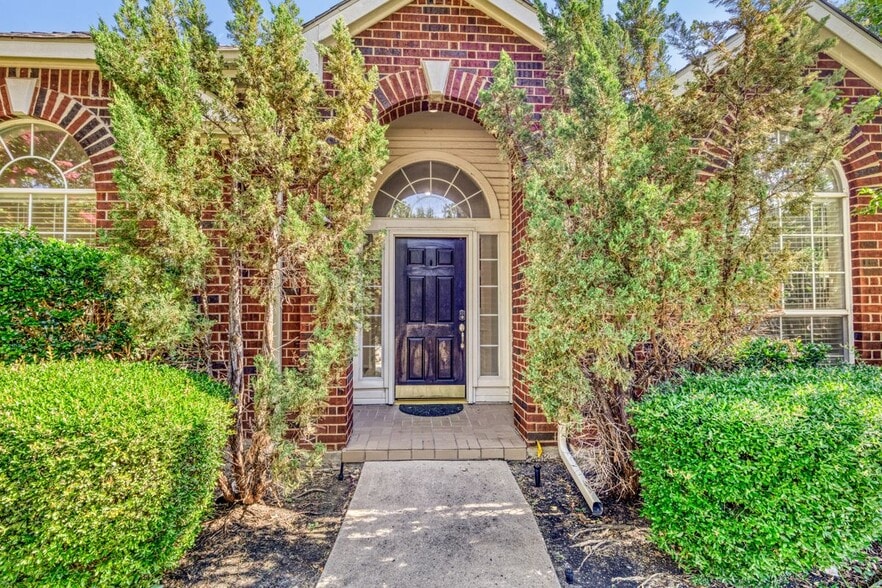Building Photo - 1438 Royal Oaks Dr