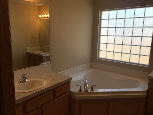 Building Photo - 2218 E Carriage Dr