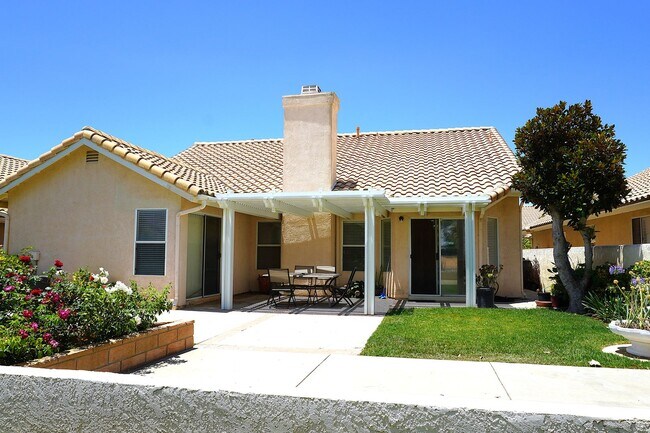 Building Photo - 1366 Fairway Oaks Ave