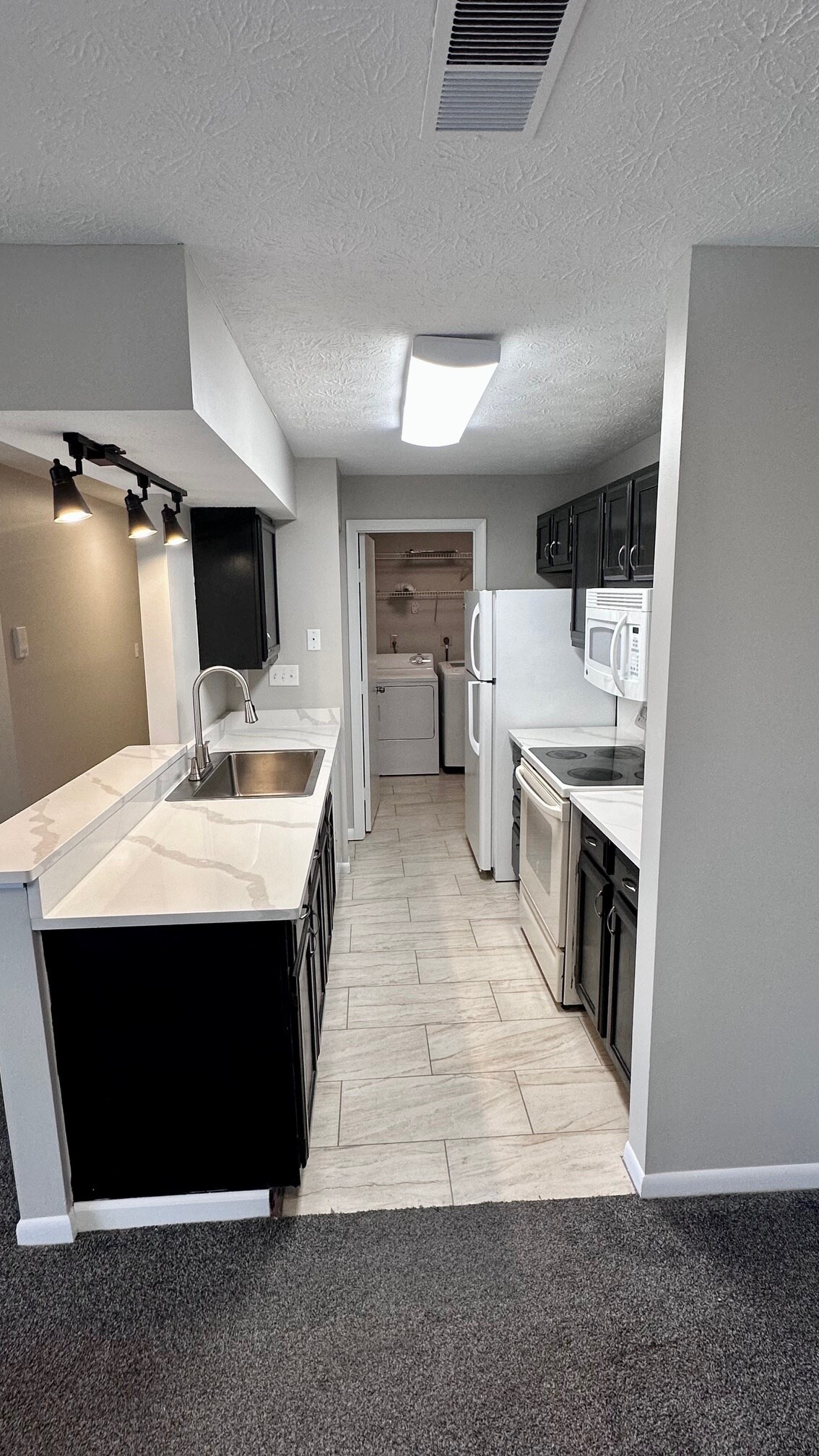 Building Photo - 8919 Eagleview Dr