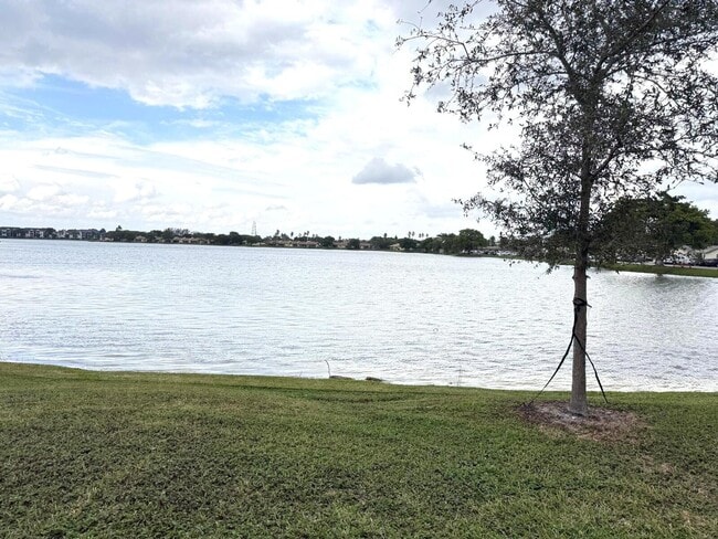 Building Photo - 406 Lakeside Dr