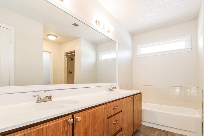 Building Photo - 3768 Stonehill Dr