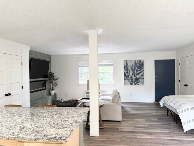 Building Photo - Furnished 1BR Studio w/ Fireplace & Deck – Prime Location!