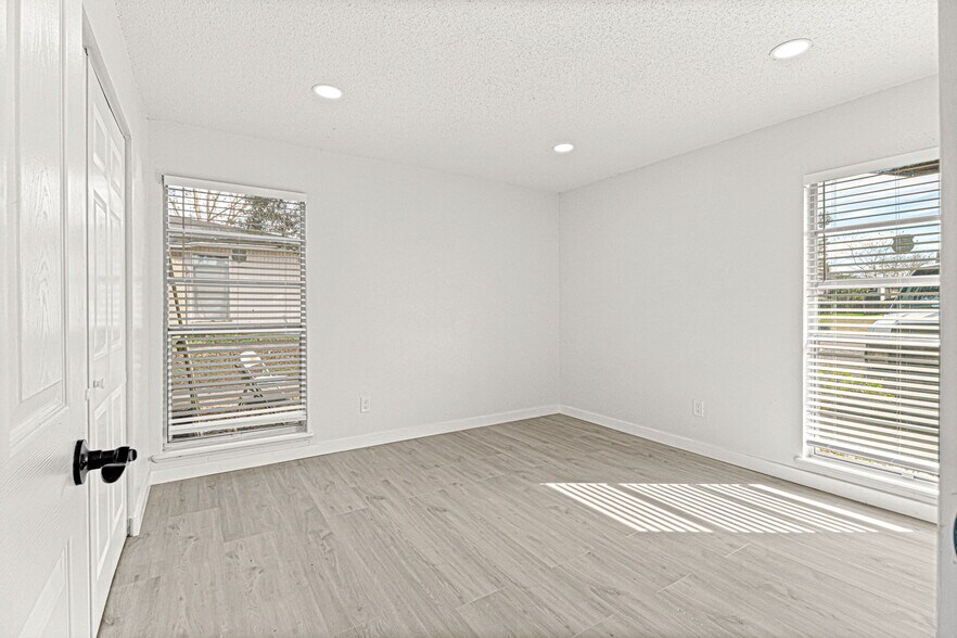 Building Photo - 5395 SE 30th Pl