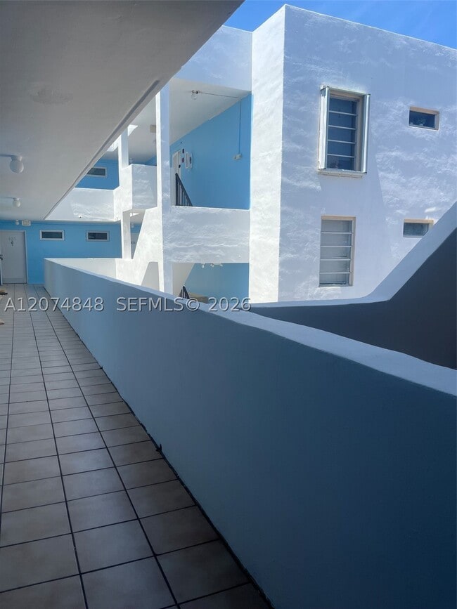Building Photo - 8530 Byron Ave