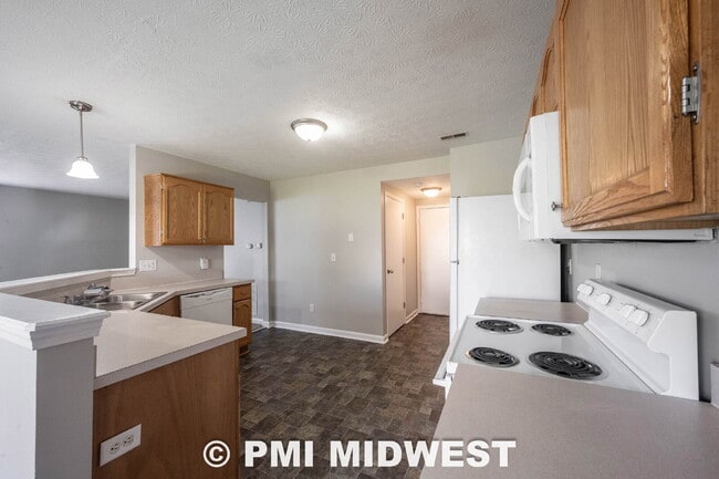 Building Photo - Great 3 Bedroom 2.5 Bathroom Home on the upper east side of Indy!