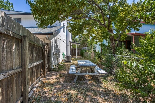 Building Photo - Gorgeous Upgraded 3 Bedroom 2.5 Bath with 2 car garage on Quiet Cul-De-Sac ---Eanes ISD!!