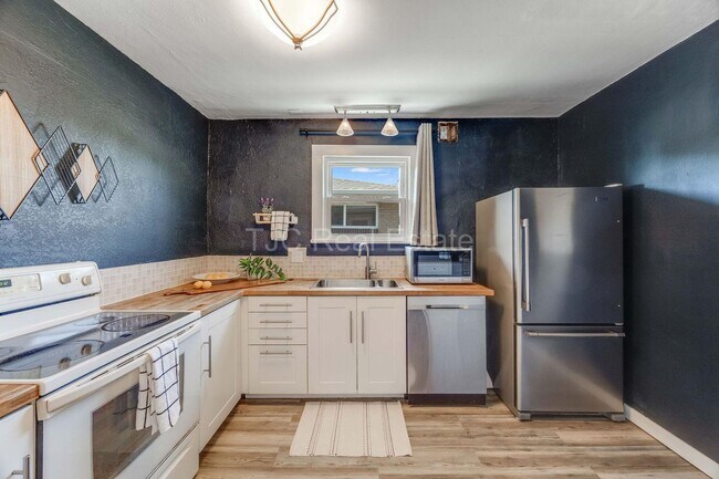 Building Photo - 4907 Grove St