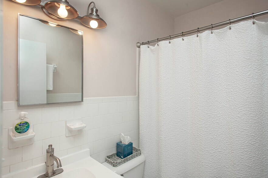 Building Photo - 402 13th ST NE