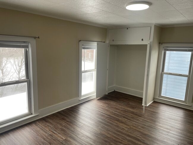 Building Photo - 242 N Hamilton St