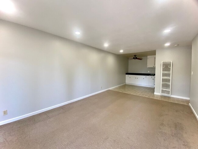 Building Photo - Cozy 1-bedroom Condo for Rent- Parkmont!