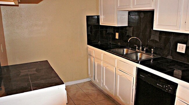 Building Photo - 4 Bed Home for Rent