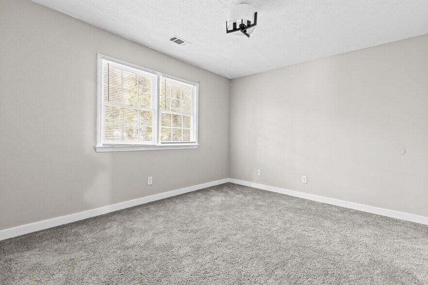 Building Photo - 800 Post Road Cir