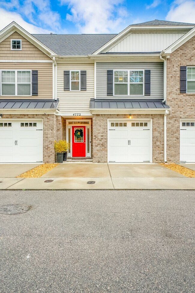 Building Photo - Luxury Townhome for Rent near Regent!