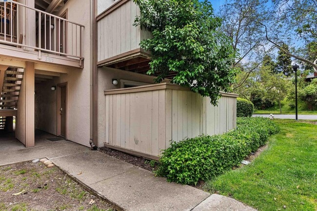 Building Photo - 385 Camelback Rd