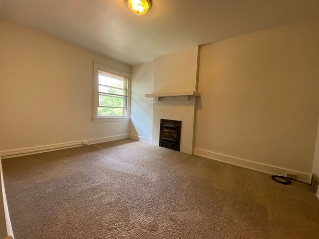 Building Photo - Amazing 3BR Townhouse in Squirrel Hill! Covered Front Porch + Backyard! Call Today!