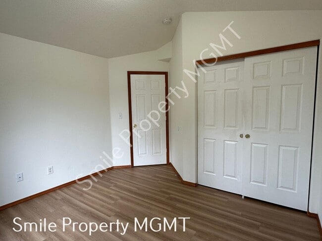 Building Photo - Lovely house with 3 bedrooms and 2.5 bathroom.