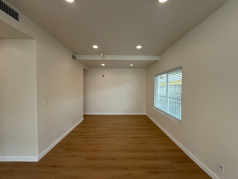 Building Photo - 11035 Moorpark St