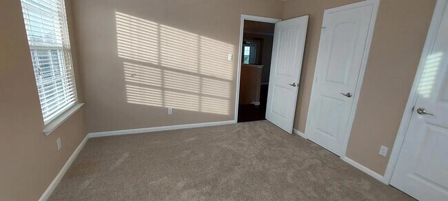 Building Photo - 455 Gina Dr