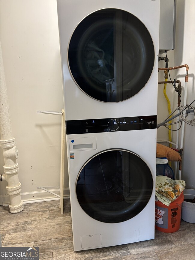 Building Photo - 866 Verdi Way