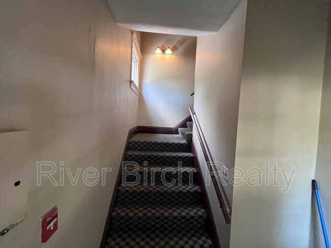 Building Photo - 457 W Lawrence Ave