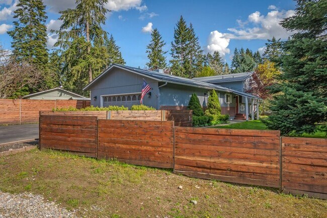 Building Photo - Emerald Estates 4 bed 2 bath with fenced yard