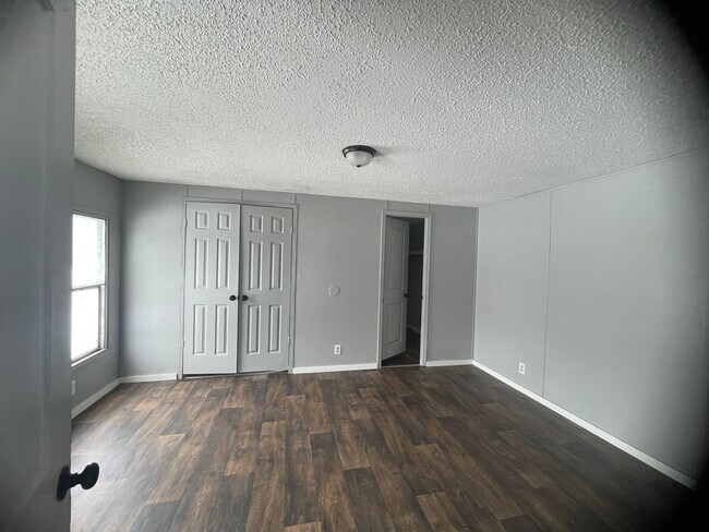 Building Photo - Country living with spacious front and backyard - 3 beds/ 2bath available now