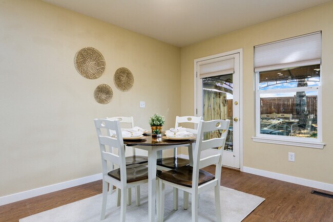 Building Photo - 3 Bed 2.5 Bath Townhome in Prime Boise Location!