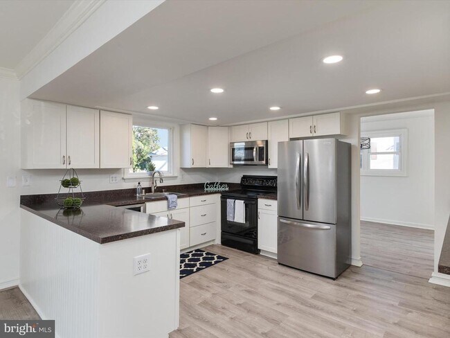 Building Photo - 402 S Cherry Grove Ave