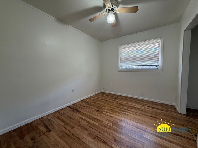 Building Photo - Vintage 3 Bedroom Home in the Heart of Fort Walton!