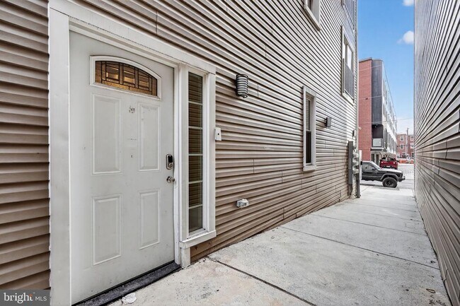 Building Photo - 980 N Marshall St