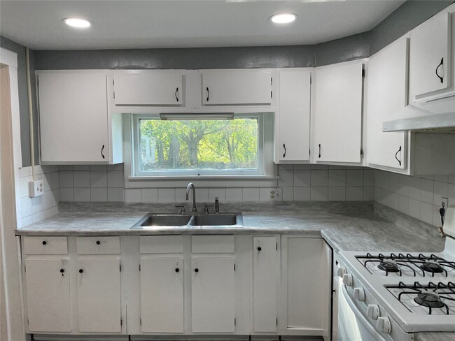 Building Photo - 639 Chenango St
